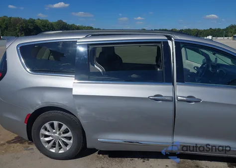 2017 Chrysler Pacifica Touring-L z USA, uszkodzony, nr VIN 2C4RC1BG4HR540225